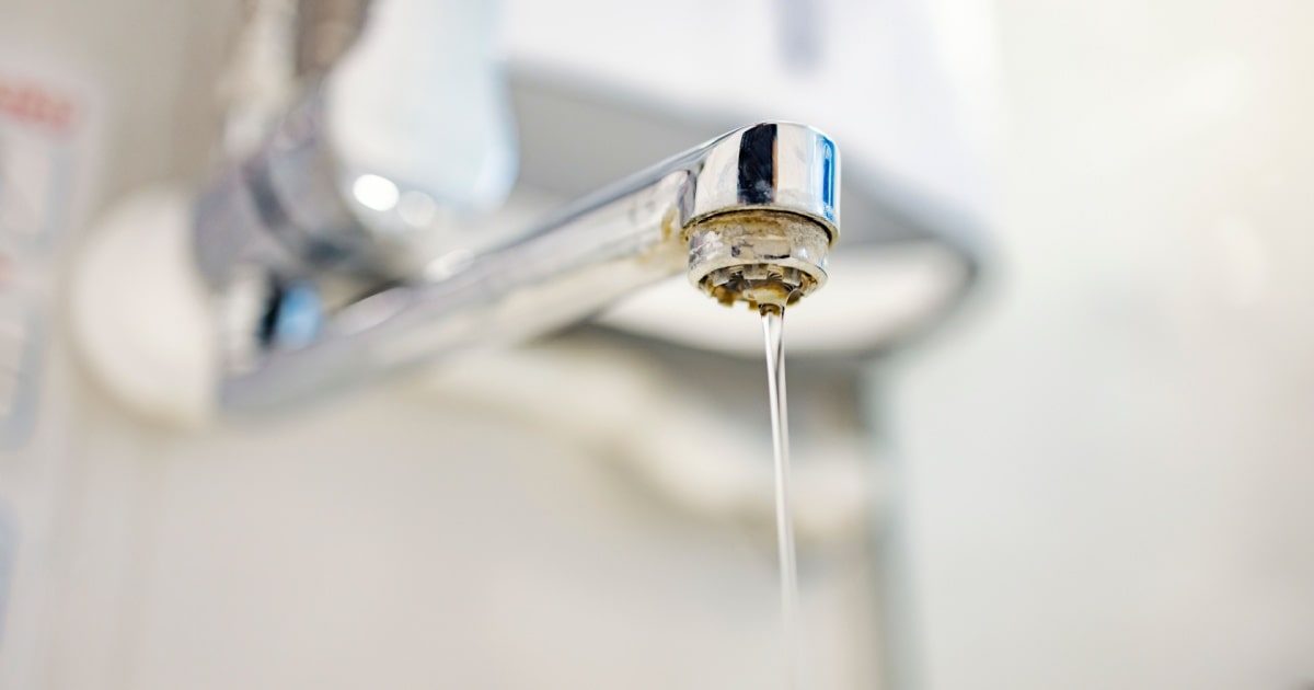 Eau du robinet coulant avec un petit débit à cause du calcaire.