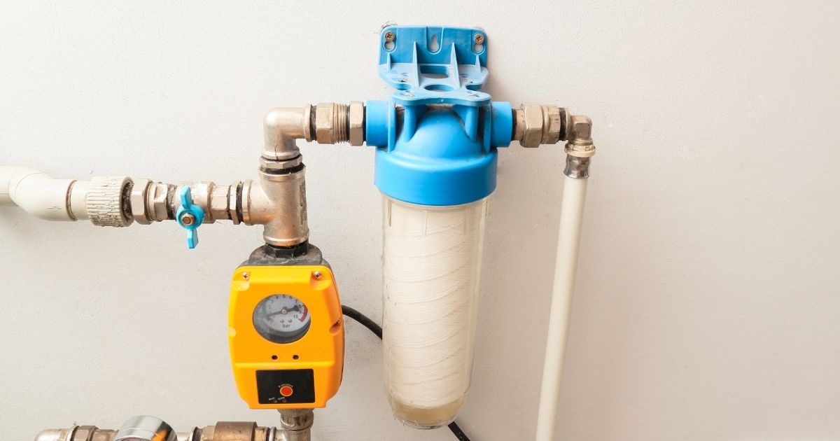 Filtre polyphosphate installé avec conduits de canalisation.