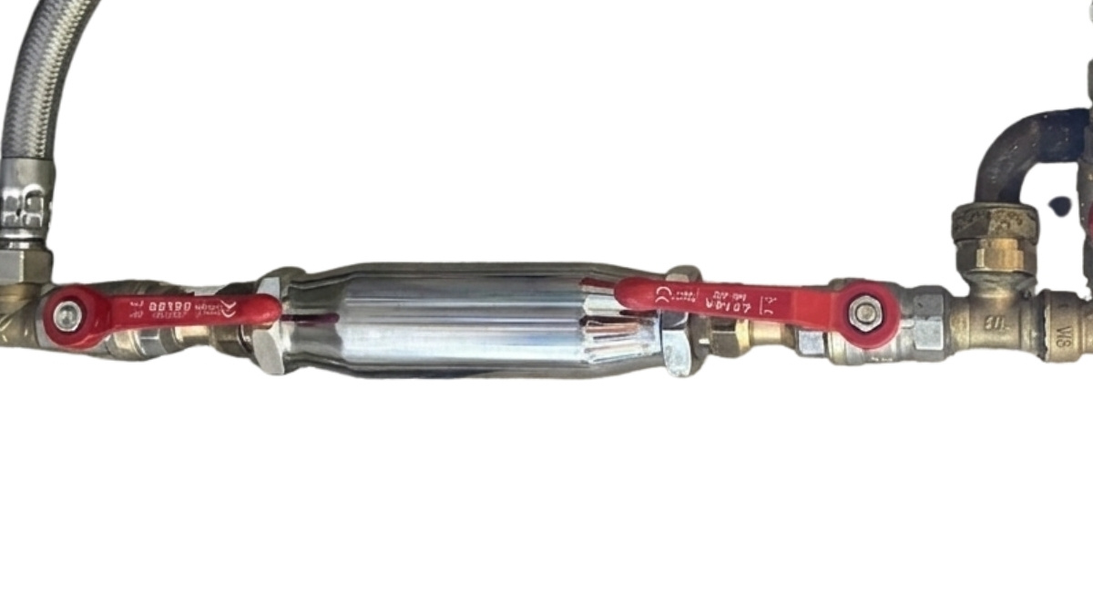 Système anti-calcaire en zinc fixé sur une tuyauterie.